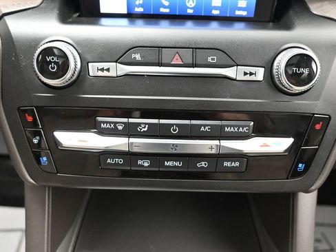 Used 2020 Ford Explorer Platinum w/ Premium Technology Package AWD/4WD image 20