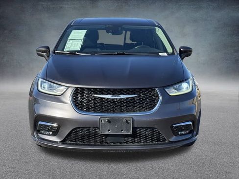 Used 2022 Chrysler Pacifica Touring-L w/ Uconnect Theater Family Group image 9