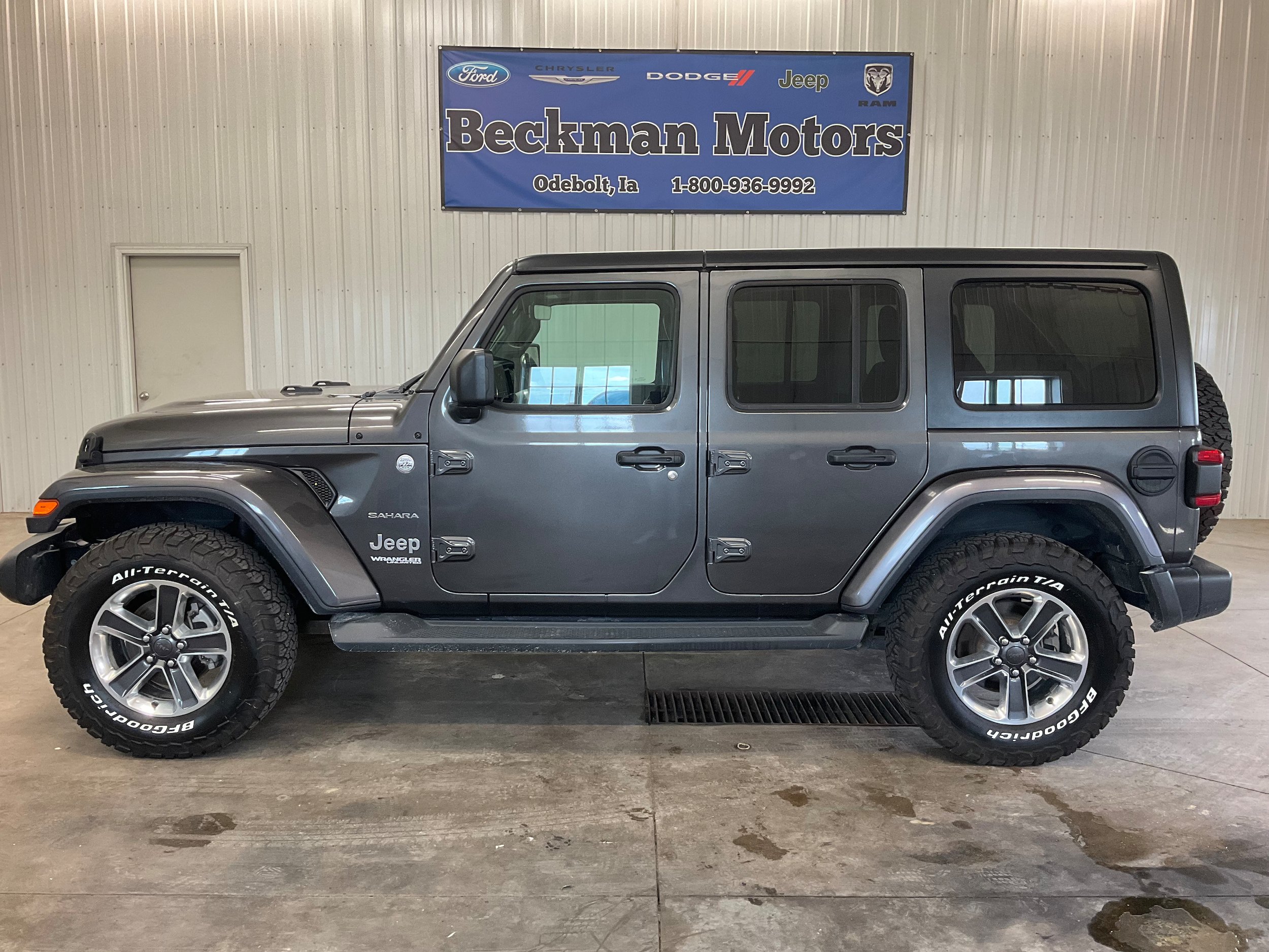 Used 2018 Jeep Wrangler Unlimited Sahara AWD/4WD image 2