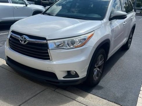 Used 2014 Toyota Highlander XLE FWD image 1