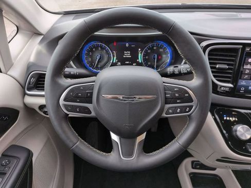 Certified 2024 Chrysler Pacifica Touring-L image 18