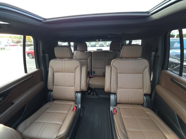 Used 2026 Chevrolet Suburban High Country AWD/4WD image 38