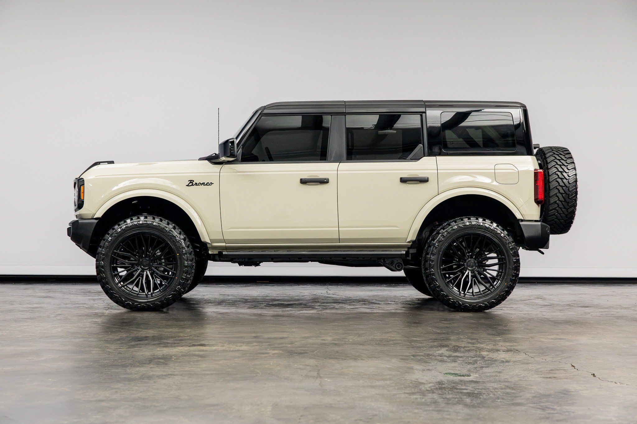 Used 2025 Ford Bronco Outer Banks AWD/4WD image 9