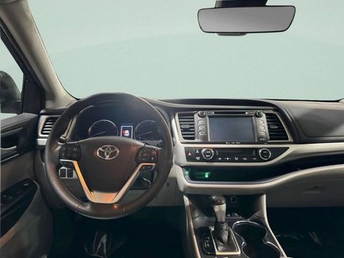 Used 2019 Toyota Highlander XLE AWD/4WD image 11