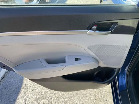 Used 2017 Hyundai Elantra SE image 18