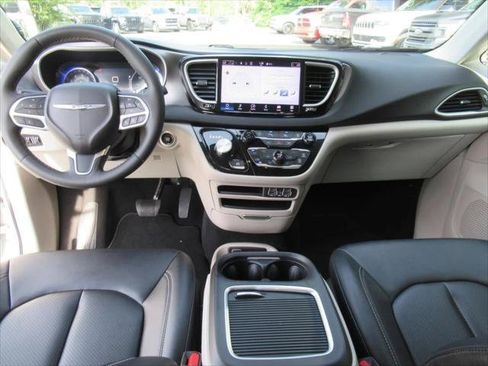 Certified 2024 Chrysler Pacifica Touring-L FWD image 22