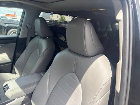 Used 2023 Toyota Highlander XLE AWD/4WD image 12