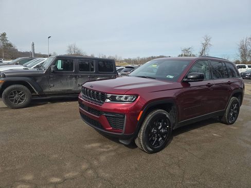 New 2026 Jeep Grand Cherokee Altitude AWD/4WD image 9