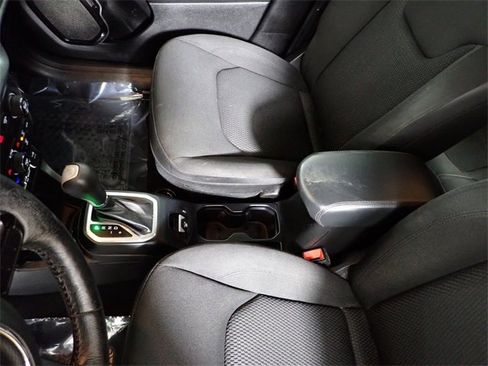 Used 2018 Jeep Renegade Altitude image 27