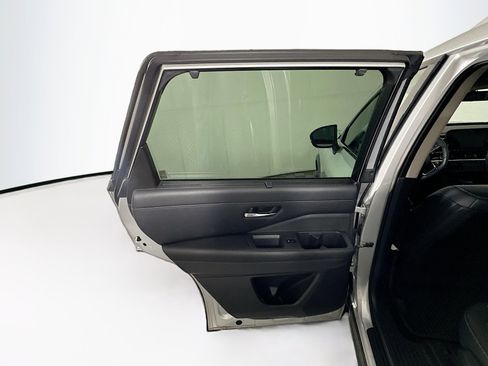 Used 2023 Nissan Pathfinder SL w/ Black Appearance Package image 26