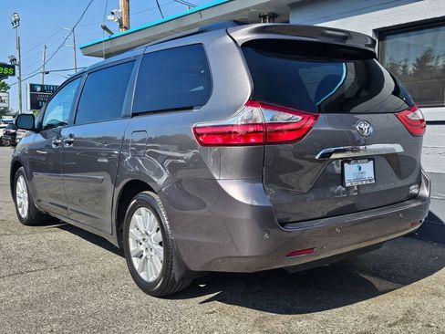 Used 2017 Toyota Sienna Limited Premium AWD/4WD image 3