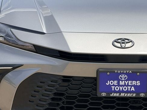 Used 2025 Toyota Camry SE w/ Convenience Package FWD image 4