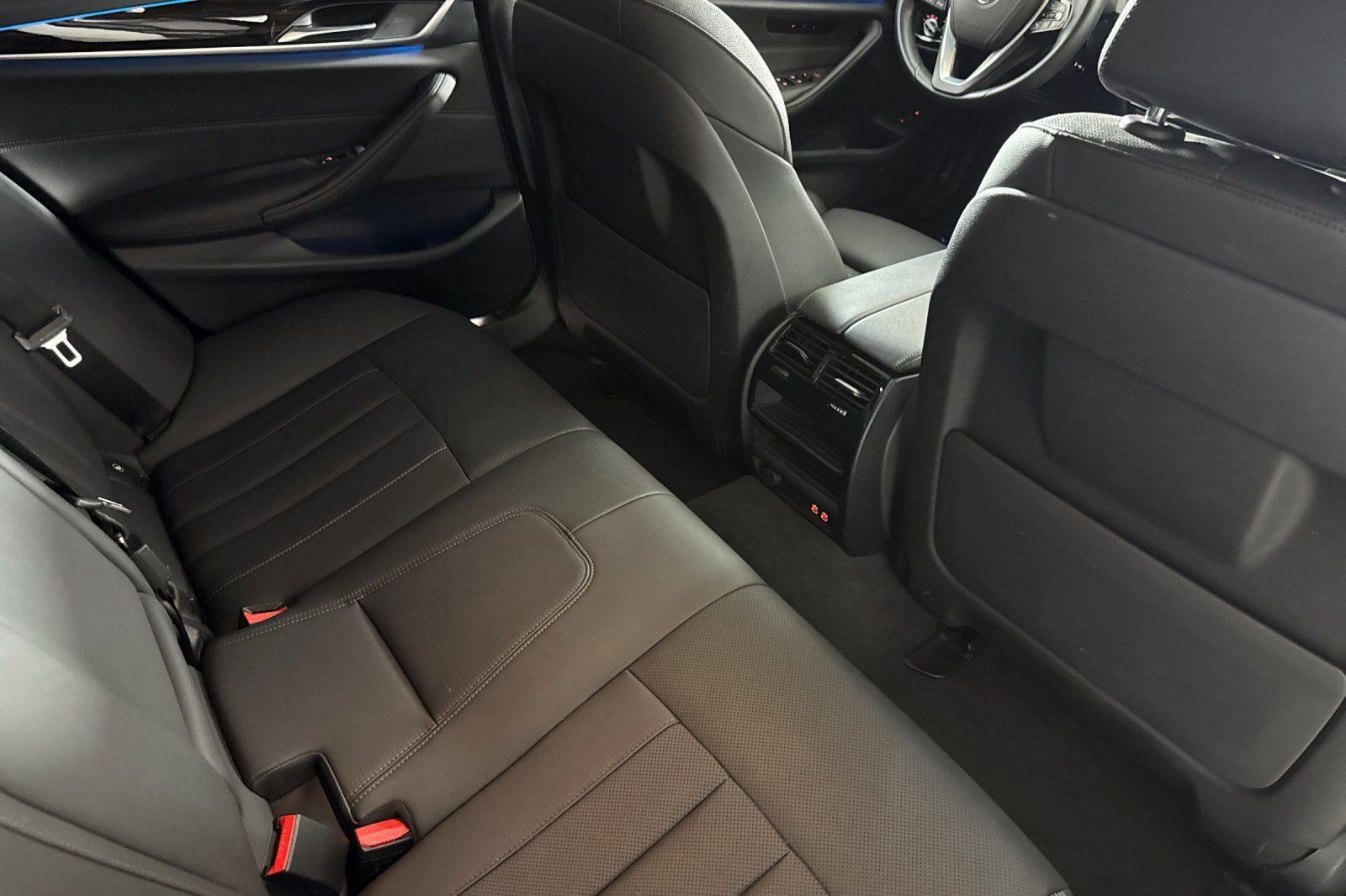 Used 2023 BMW 530e w/ Convenience Package RWD image 32