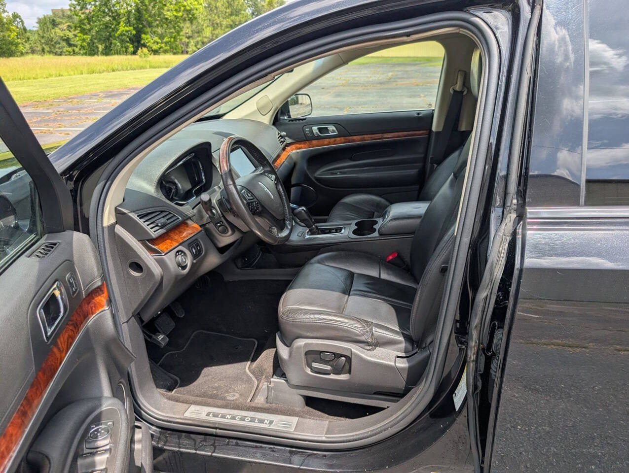 Used 2019 Lincoln MKT AWD image 22