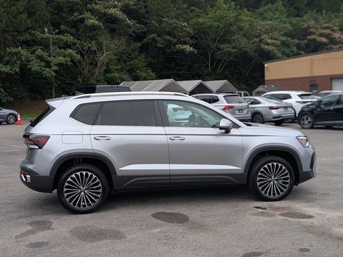 Used 2025 Volkswagen Taos SE FWD image 10