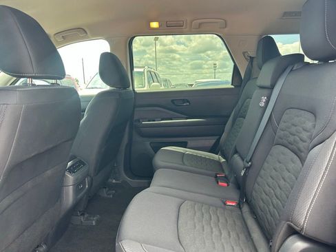 Certified 2025 Nissan Pathfinder SV FWD image 18