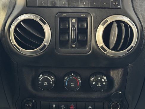 Used 2018 Jeep Wrangler Unlimited Sahara image 38