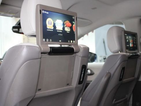 Used 2017 Chrysler Pacifica Touring-L Plus image 2