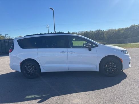 New 2026 Chrysler Pacifica Limited w/ S Appearance Package image 2