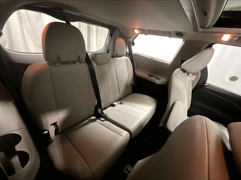 Used 2017 Toyota Sienna Limited image 16