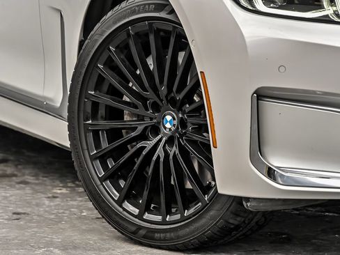 Used 2022 BMW 750i xDrive w/ Executive Package AWD/4WD image 4