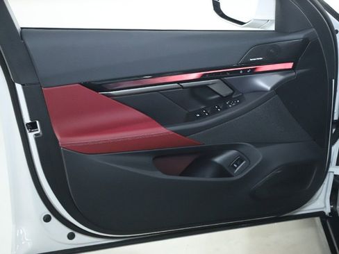 Used 2025 BMW i5 xDrive40 w/ Premium Package image 17