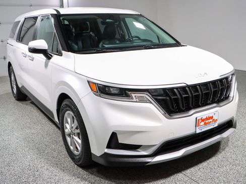 Used 2023 Kia Carnival LX image 5