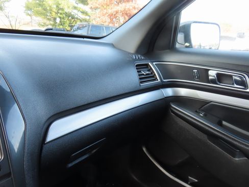 Used 2017 Ford Explorer XLT w/ Equipment Group 202A image 21