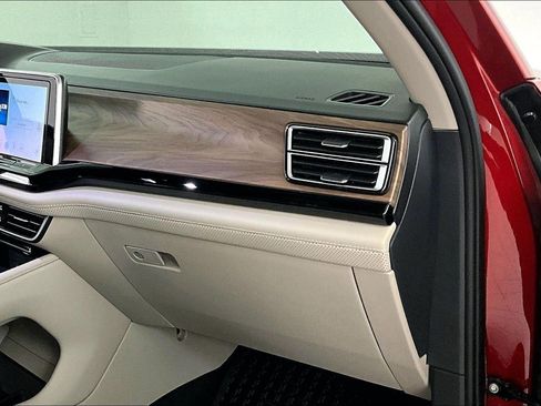 Used 2024 Volkswagen Atlas SE image 27