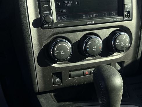 Used 2014 Dodge Challenger SXT image 19