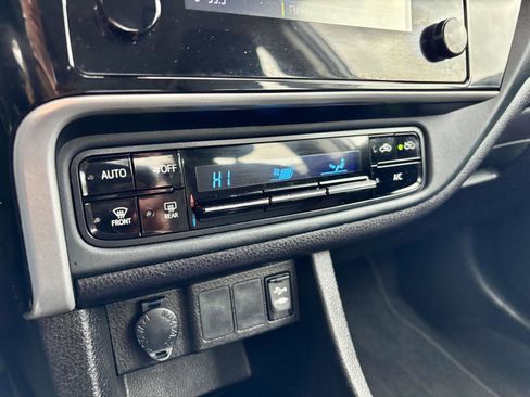 Used 2017 Toyota Corolla LE FWD image 30