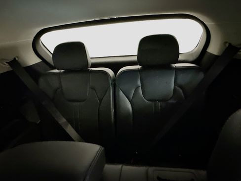 Used 2024 Kia Sorento S image 30