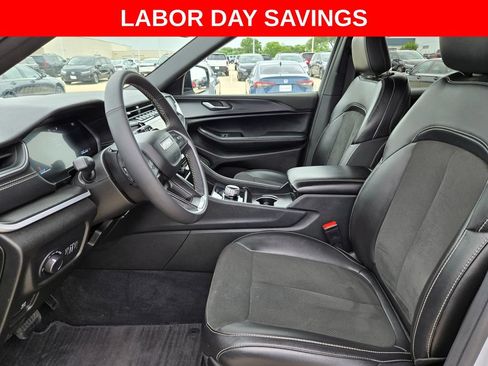 Used 2025 Jeep Grand Cherokee L Laredo RWD image 9