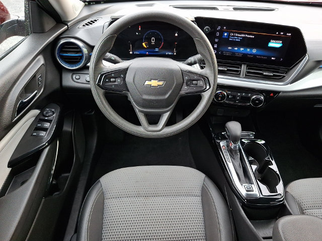 Used 2025 Chevrolet Trax LT FWD image 12
