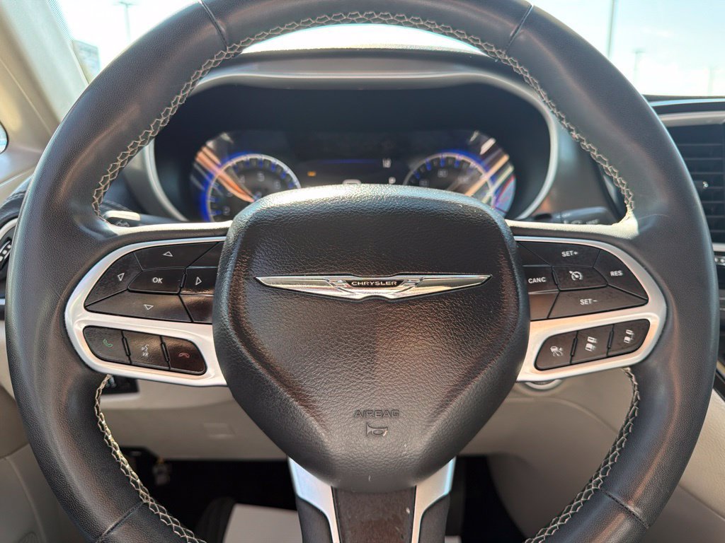 Used 2023 Chrysler Pacifica Touring-L FWD image 24