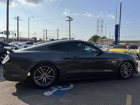 Used 2017 Ford Mustang GT RWD image 4