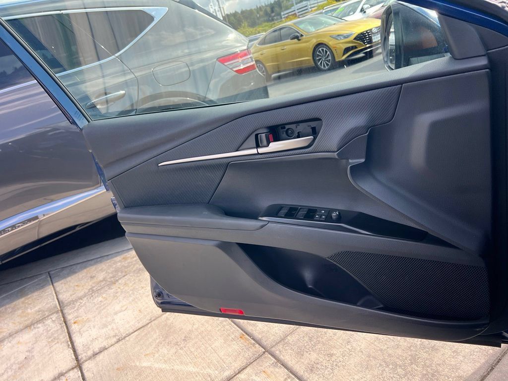 Used 2025 Toyota Camry SE FWD image 15