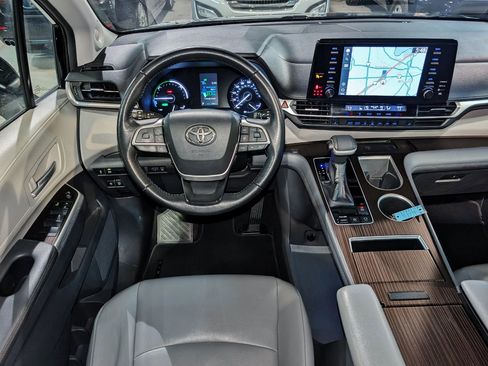 Used 2021 Toyota Sienna XLE w/ XLE Plus Package FWD image 3