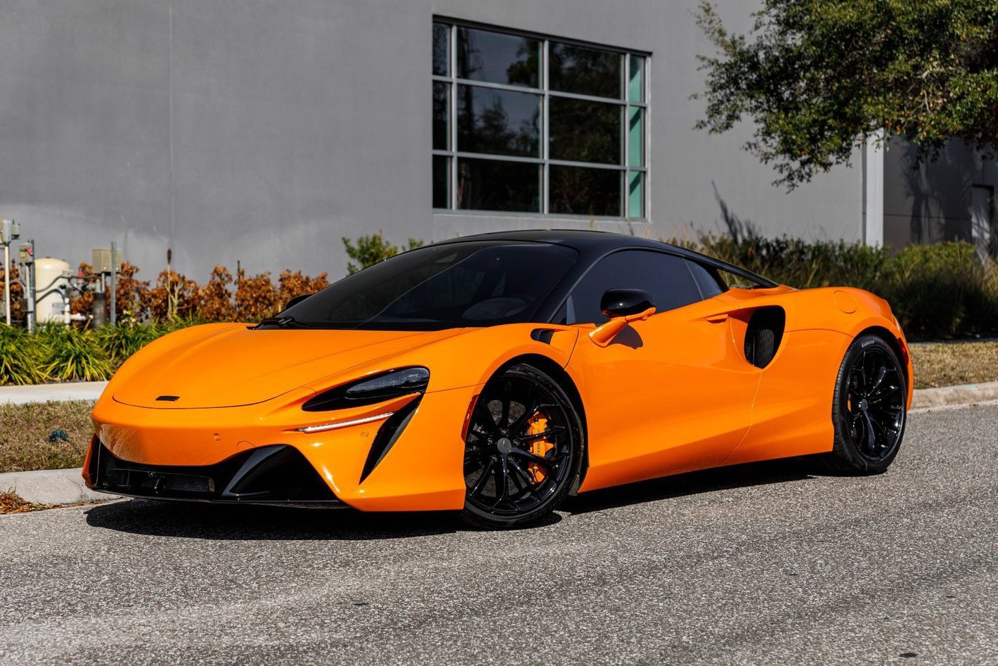 Used 2025 McLaren Artura RWD image 27