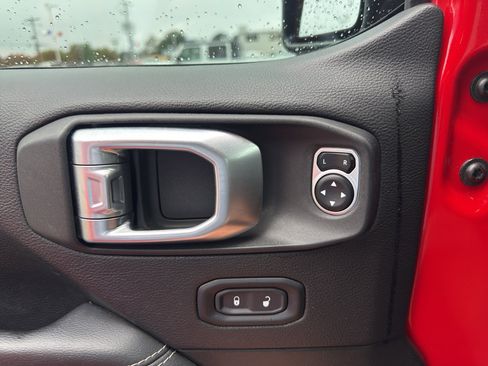 Used 2019 Jeep Wrangler Unlimited Sahara w/ Dual Top Group AWD/4WD image 18