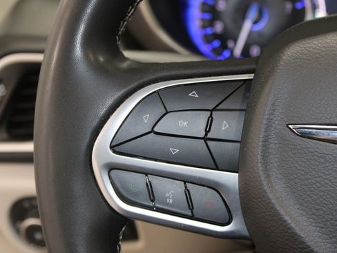 Used 2024 Chrysler Pacifica Touring-L image 13