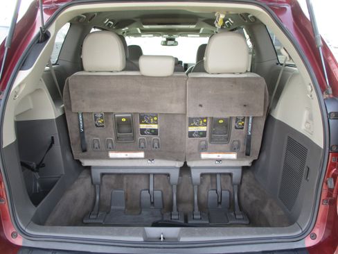 Used 2018 Toyota Sienna XLE Premium image 34