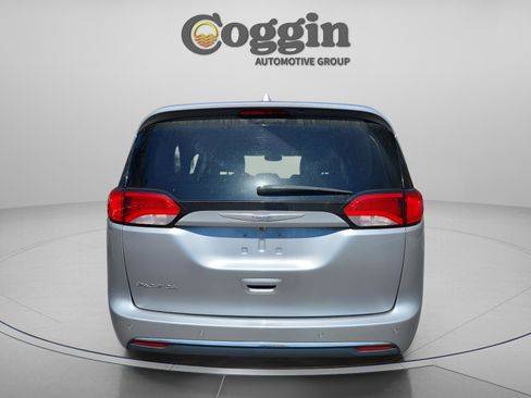 Used 2019 Chrysler Pacifica Touring-L image 5