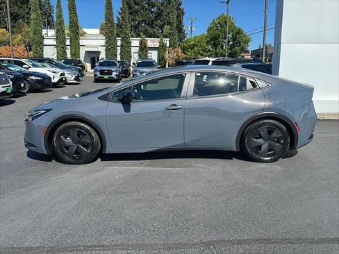 Certified 2025 Toyota Prius LE FWD image 5