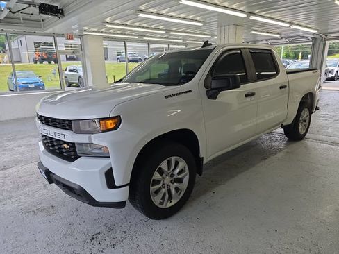 Used 2020 Chevrolet Silverado 1500 Custom w/ Custom Value Package AWD/4WD image 2