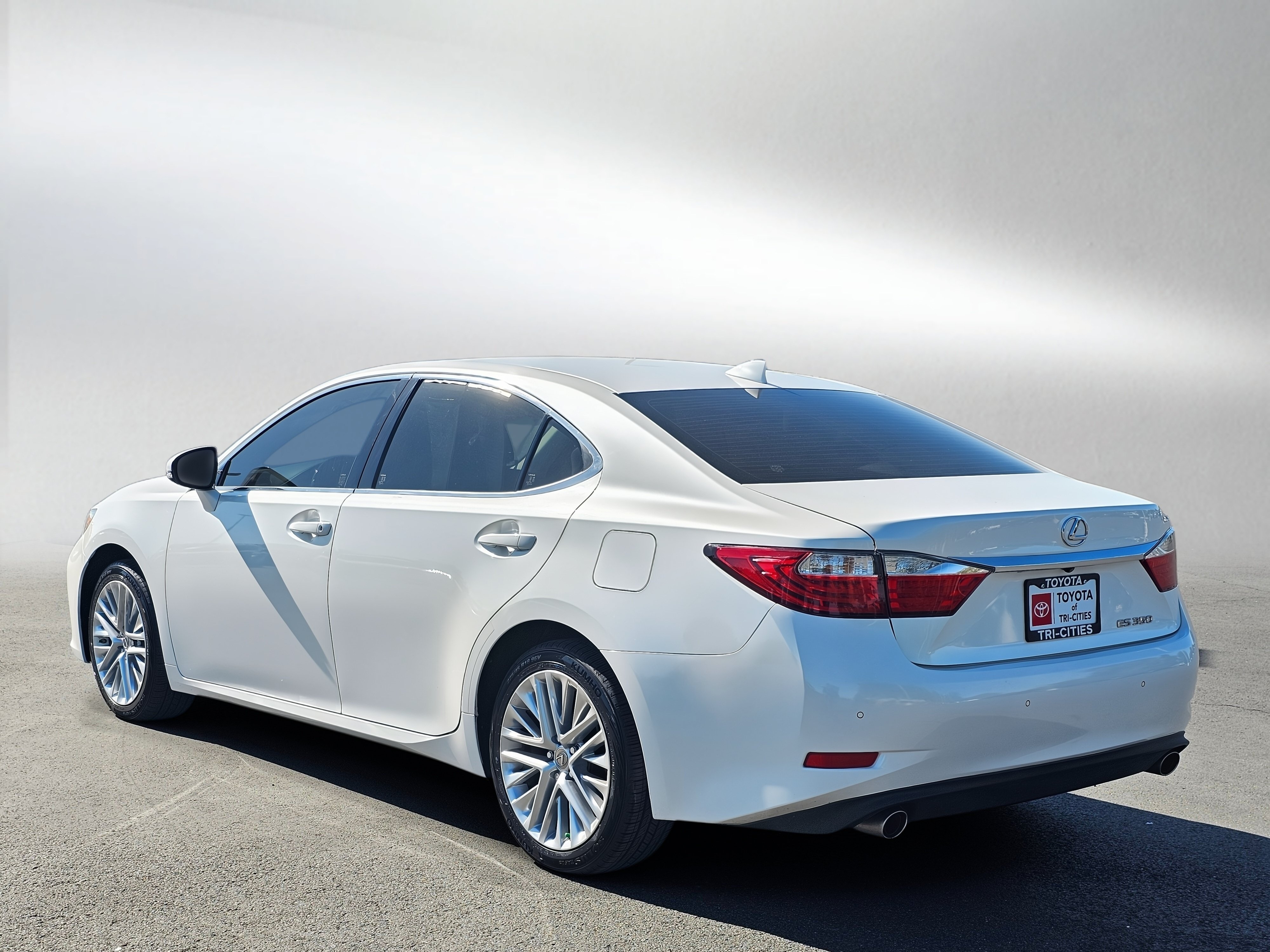 Used 2015 Lexus ES 350 w/ Luxury Package FWD image 3