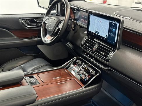 Used 2022 Lincoln Navigator Reserve image 12