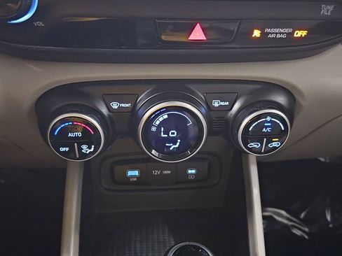 Certified 2025 Hyundai Venue SEL FWD image 18