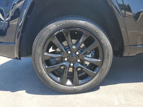 Used 2022 Jeep Grand Cherokee Laredo X AWD/4WD image 5