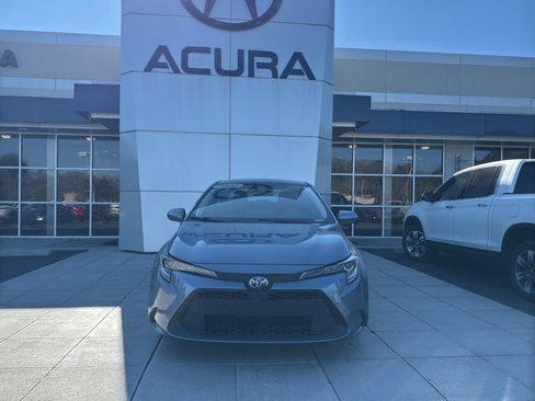 Used 2022 Toyota Corolla LE image 2